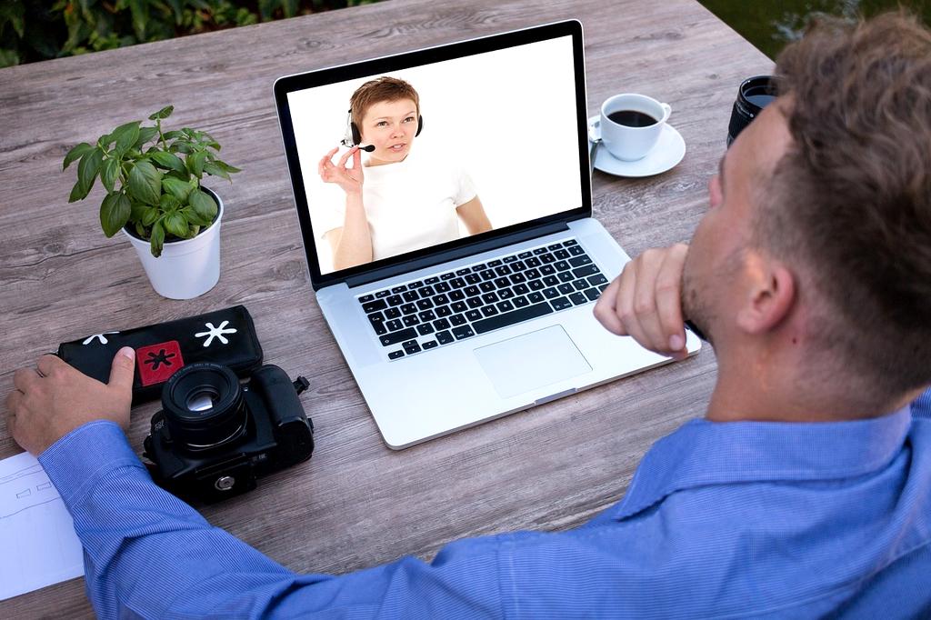 Customer service representative assisting client